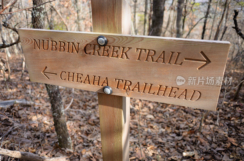 Nubbin Creek和Cheaha Trailhead标志